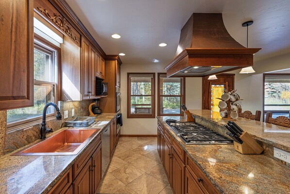 ثلاجة، ميكروويف، فرن، موقد طهي مسطح