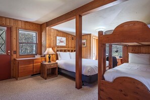 4 bedrooms, desk, iron/ironing board, free WiFi - The Moose’s Retreat - nestled in the trees in the Aspens. (Wilson)