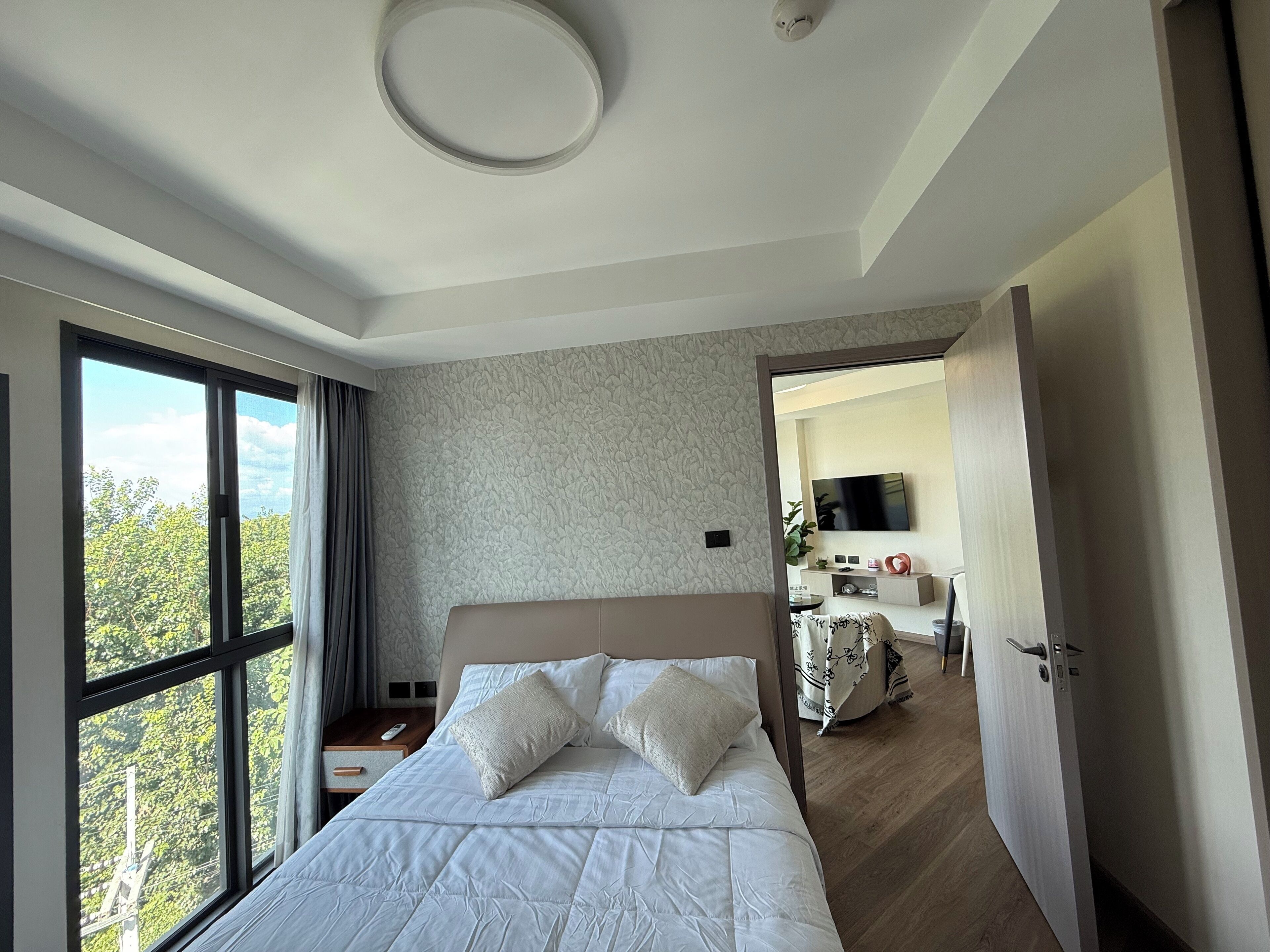 1 多间卧室、上网接入、床单