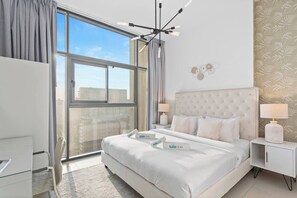 1 soverom, skrivebord, strykejern/-brett og reiseseng for barn