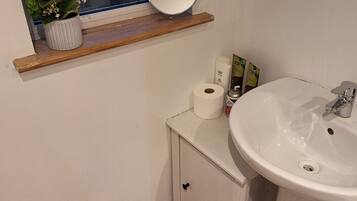 Hus - 4 soveværelser - ryger - udsigt til have | Badeværelse