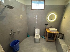 Regadera, amenidades de baño gratuitas, toallas, jabón
