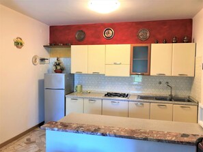 Fridge, microwave, stovetop, cookware/dishes/utensils - Apartment with garden in Bibione (Bibione)