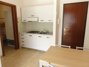 Kühlschrank, Herdplatte, Kochgeschirr/Geschirr/Besteck