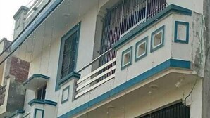 A two-story building with a balcony on the upper floor, a gated entrance, and a small overhang above the entrance. - Radhe Ji Home Stay By Wishotel, Kharagpur, India (Faizabad)