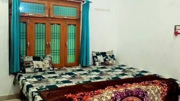 Classic Double Room | Desk, laptop workspace, free WiFi