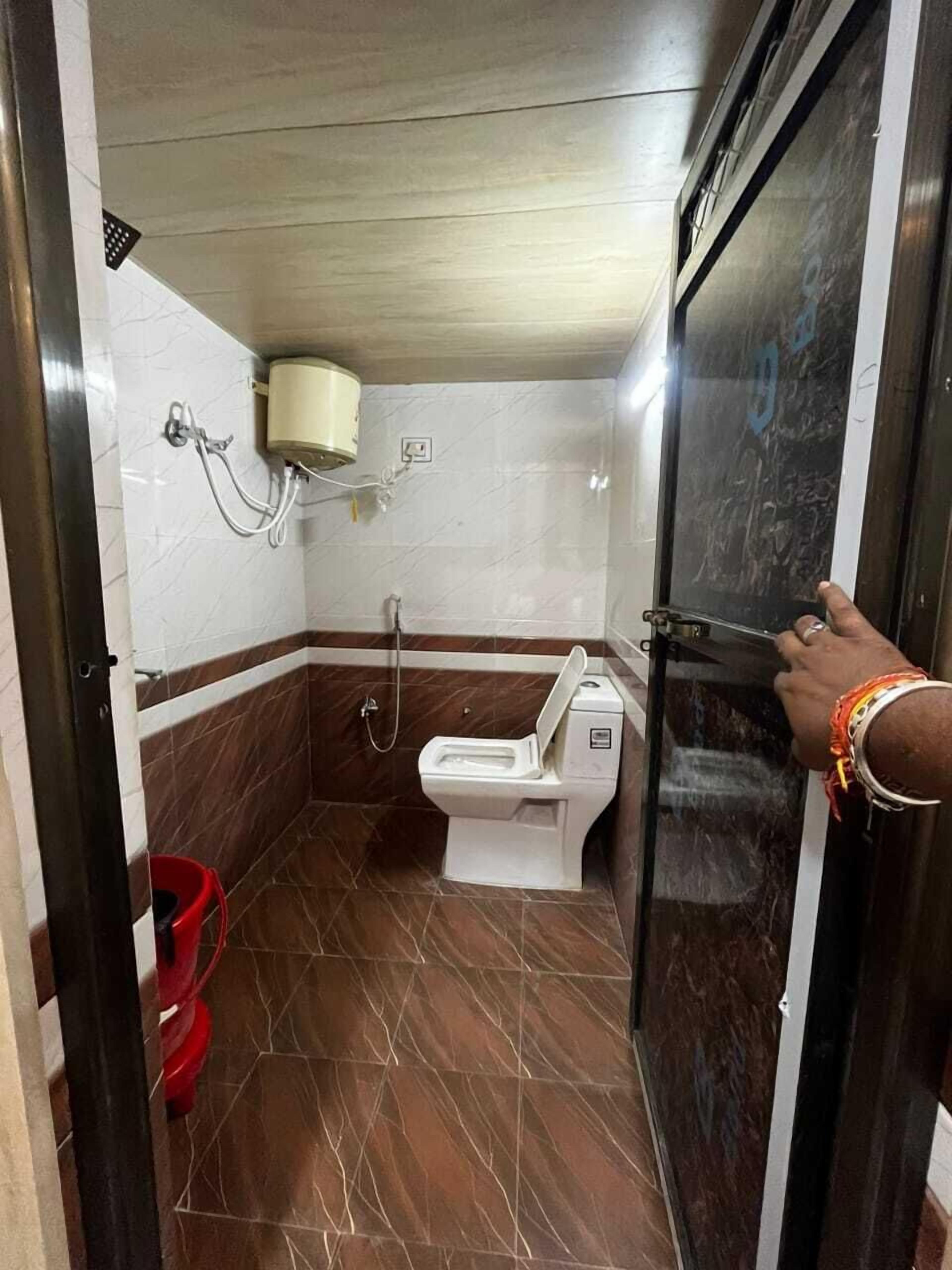 클래식 더블룸 | 욕실 | 샤워 시설, 무료 세면용품, 헤어드라이어, 타월