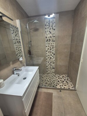 Douche, sèche-cheveux, savon