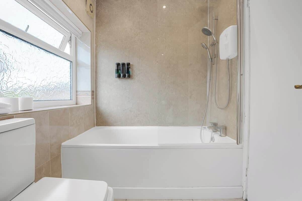 Regadera, secadora de cabello, toallas 