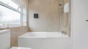 Regadera, secadora de cabello, toallas