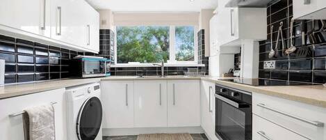 冰箱、微波炉、烤箱、炉灶