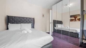 4 bedrooms, desk, WiFi, bed sheets