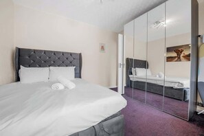 4 bedrooms, desk, WiFi, bed sheets