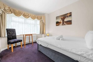 4 makuuhuonetta, työpöytä, Wi-Fi, vuodevaatteet