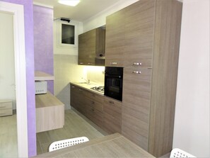 Kjøleskap, mikrobølgeovn, kokeplater og kjøkkenutstyr