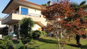 A two-story building with a balcony and a sign that reads "VILLA PAOLA". - Apartment in a shared villa with garden (Bibione)