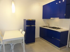 Fridge, stovetop, dishwasher, cookware/dishes/utensils