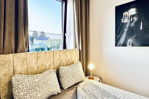 11 bedrooms, bed sheets