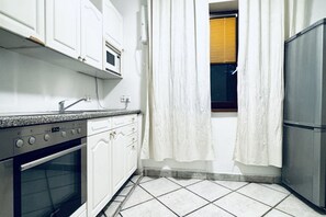 Forn, placa de cuina, cafetera i tetera i bullidora elèctrica