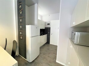 Kühlschrank, Mikrowelle, Geschirrspüler, Kochgeschirr/Geschirr/Besteck