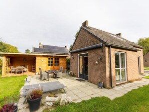 Bungalow | Balcony - Peaceful Bungalow Near Forest Edge (Ewijk)
