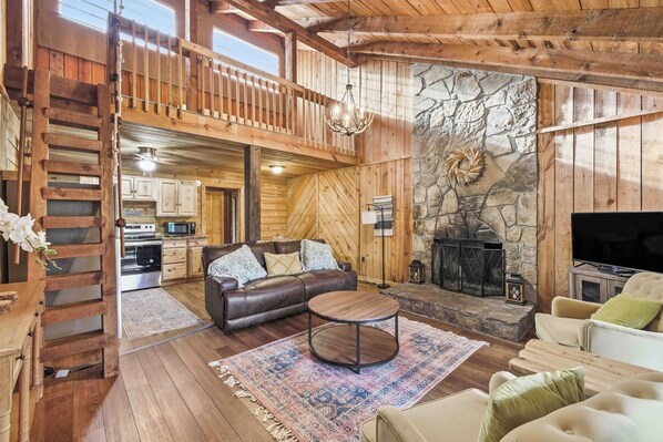 TV, fireplace, video games - Cozy TreeTop Cabin - (Helen)