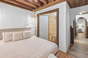 4 bedrooms, iron/ironing board, WiFi, bed sheets - Cozy TreeTop Cabin - (Helen)
