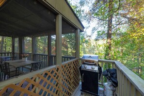 Outdoor dining - Cozy TreeTop Cabin - (Helen)