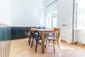 Basic Apartment | Bathroom