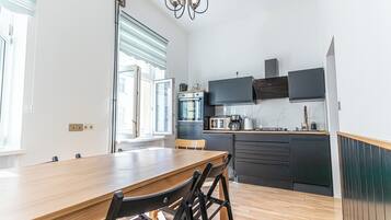 Basic-Apartment | Eigene Küche | Kühlschrank, Mikrowelle, Ofen, Herdplatte