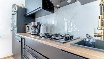 Basic-Apartment | Eigene Küche | Kühlschrank, Mikrowelle, Ofen, Herdplatte