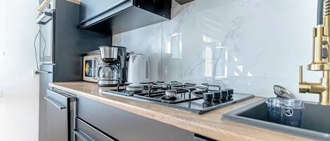 Apartamento básico | Cozinha privada | Geladeira, micro-ondas, fogão, cooktop