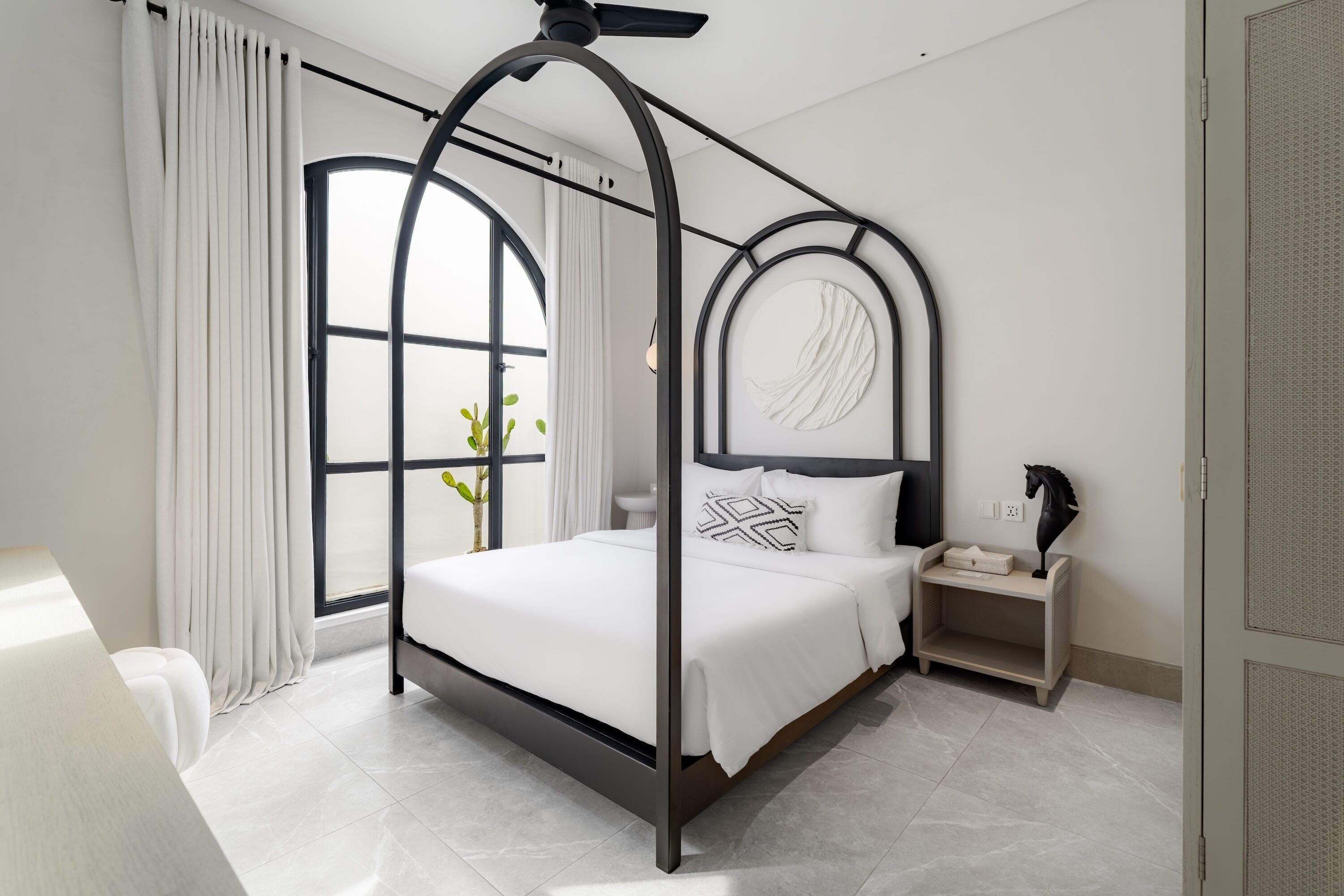 Ropa de cama de alta calidad, colchones con pillow-top y minibar 