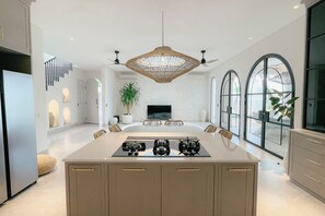 Biệt thự Cao cấp, 5 phòng ngủ, hồ bơi riêng | Bếp riêng | Tủ lạnh, dụng cụ pha cà phê/trà, ấm điện