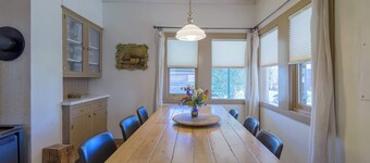 The Porch House, hot tub, pet friendly, historic!