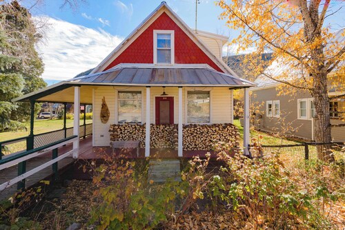 The Porch House, hot tub, pet friendly, historic!