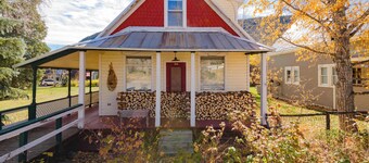 The Porch House, hot tub, pet friendly, historic!