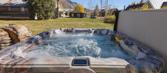 The Porch House, hot tub, pet friendly, historic!