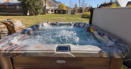 The Porch House, hot tub, pet friendly, historic!