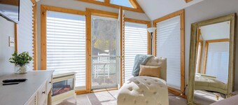 The Porch House, hot tub, pet friendly, historic!