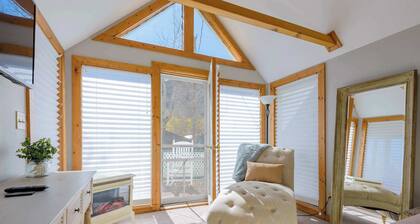 The Porch House, hot tub, pet friendly, historic!