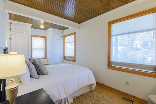 The Porch House, hot tub, pet friendly, historic!