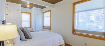 The Porch House, hot tub, pet friendly, historic!