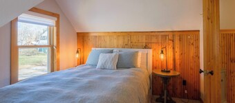 The Porch House, hot tub, pet friendly, historic!