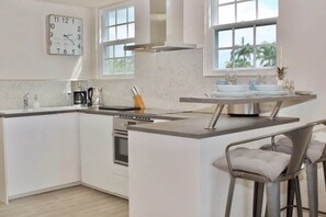 Geladeira, micro-ondas, fogão, cooktop