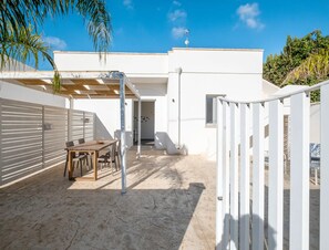 House, 2 Bedrooms, Smoking | Outdoor dining - Villa Ondaluna Charme e Relax a Porto Cesareo (Porto Cesareo)