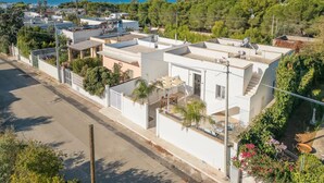 A residential area with modern houses, a street, and a view of the sea. - Villa Ondaluna Charme e Relax a Porto Cesareo (Porto Cesareo)