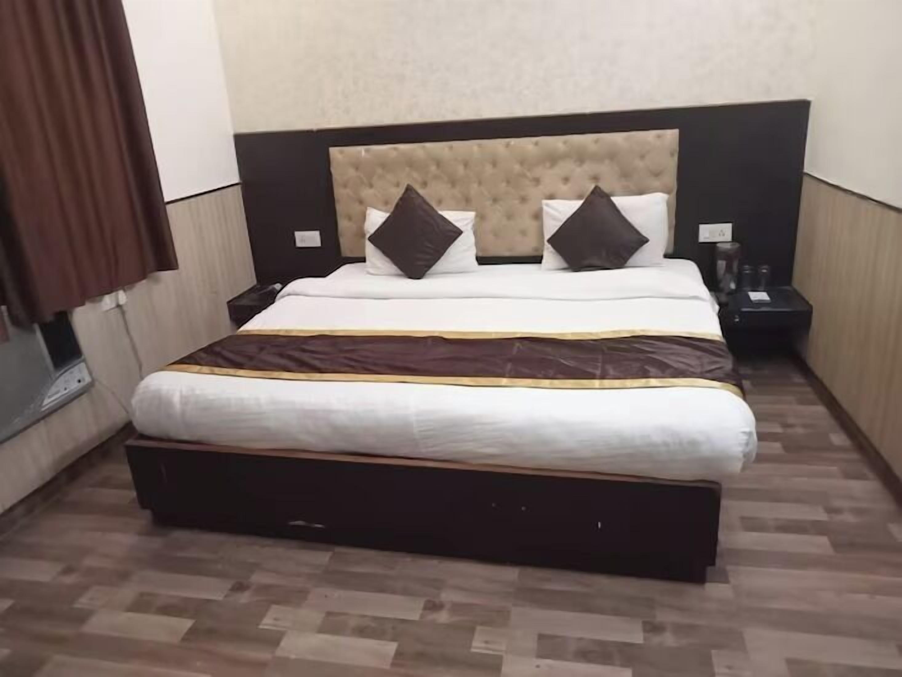 Executive Room | Desk, free WiFi, bed sheets