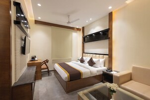 Escritorio, wifi gratis y ropa de cama 