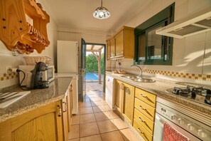 Fridge, microwave, oven, stovetop - Holiday Home 'Huerta del Sol' with Private Pool, Balcony and Air Conditioning (Aracena)